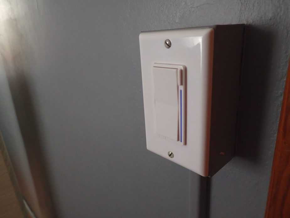 4 Smart Switches that with your smart bulbs
